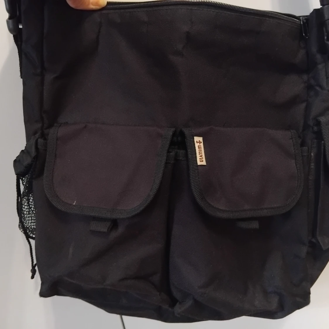 Svart axelväska med fickor - 90