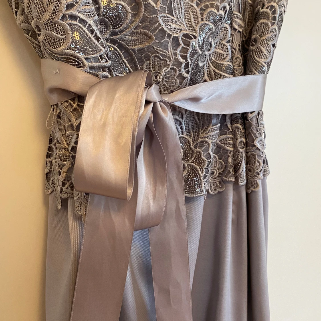 Grå / silver spetsklänning med satin band i midjan - 90