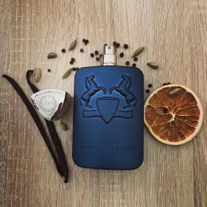 Parfum de marly layton - 125 ml flaska fraktas i boxen originalpris 3000 kr kom med bud