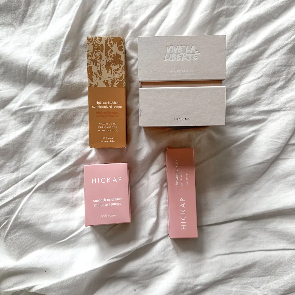 ‼️SÄLJS I PAKET‼️ HICKAP triple antioxidant synchronized serum, helt ny! HICKAP VIVE LA LIBERTE parfym, helt ny! HICKAP beauty blender, helt ny! HICKAP the wonder stick i färgen ”CORALICIOUS”, helt ny! Nypris 1186kr! FÖRST TILL KVARN!. Skönhet.