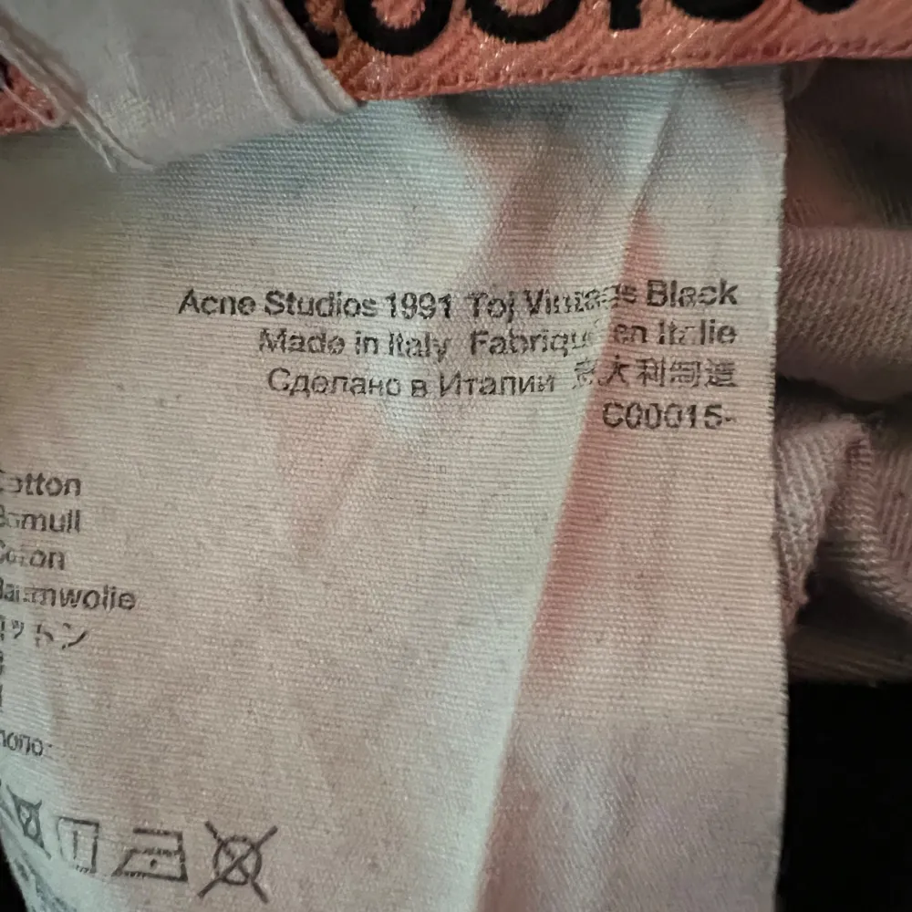 Acne Studios Toj 1991, vintage black!  Fint skick, sparsamt använda, litet hål k balfickan då jag satte mig på en dålig stol, inget man tänker på och funkar med designen.  Storlek 30/32 men stora i storleken, passar mer en 32/33 i midja, tror tanken är oversized, skate stil typ.    Nypris 4000kr.  Hälsningar//  Ludvig . Jeans & Byxor.