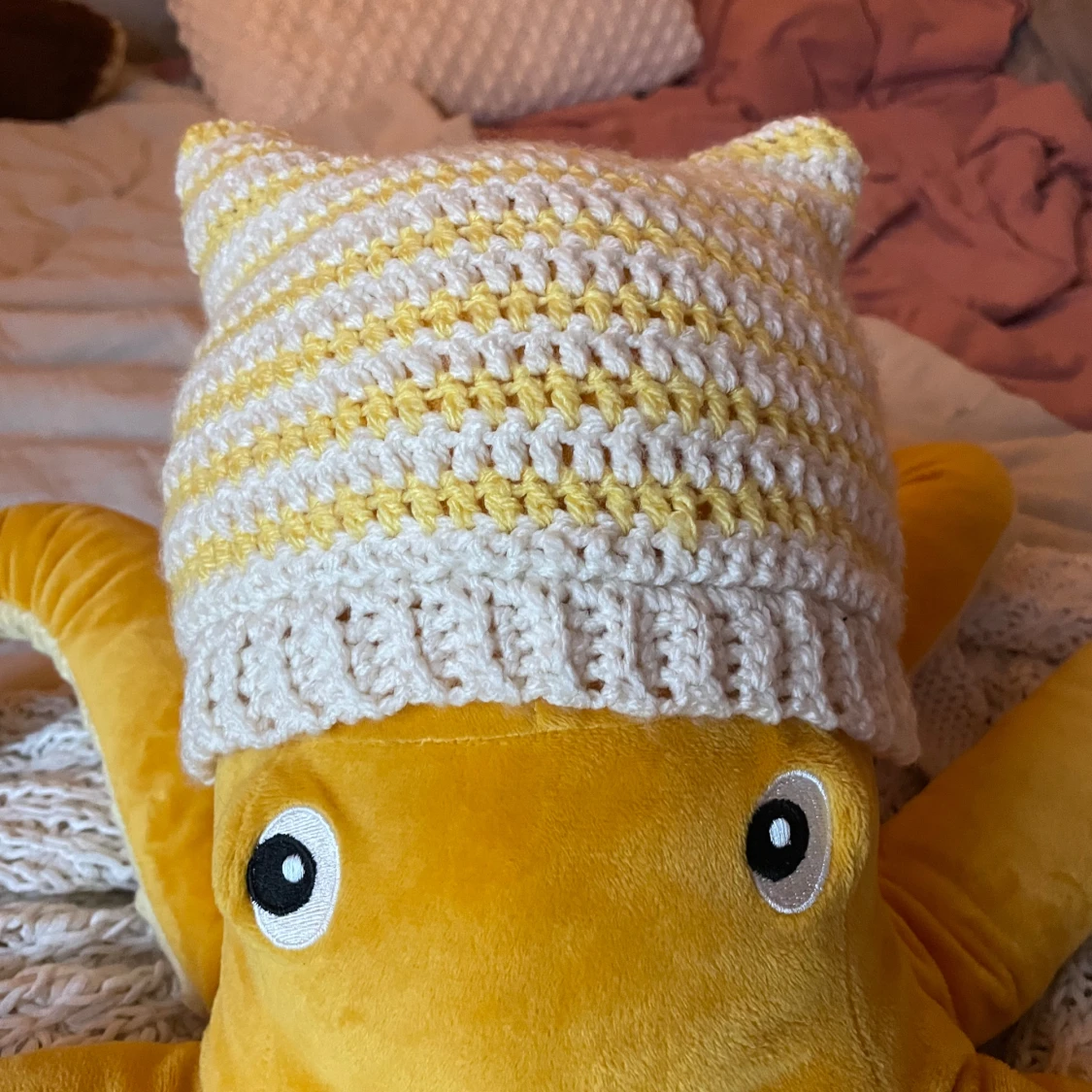 Randig virkad mössa i gult och vitt - 90