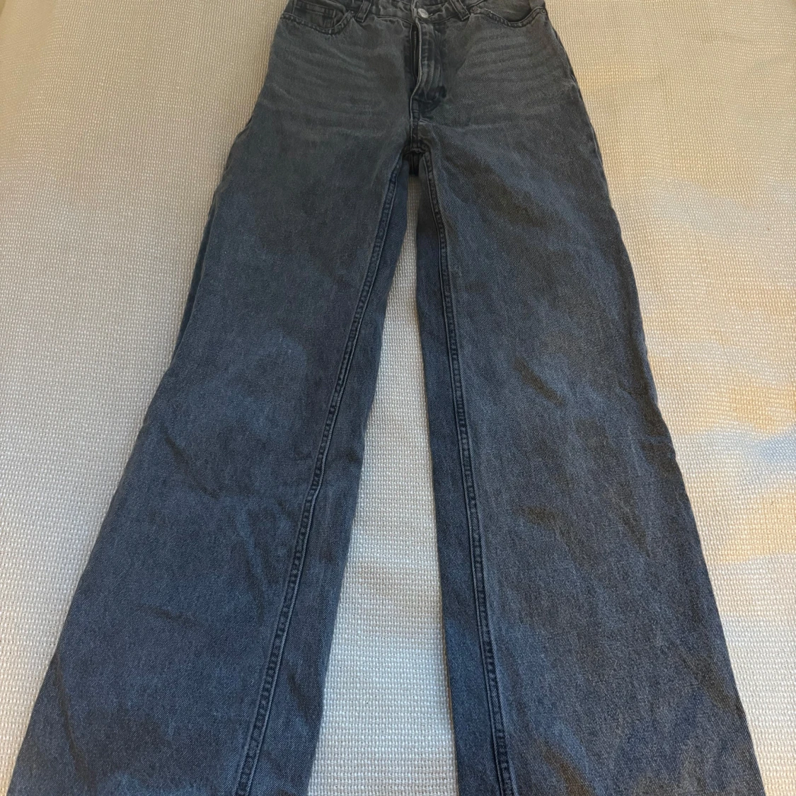 Grå jeans med vida ben