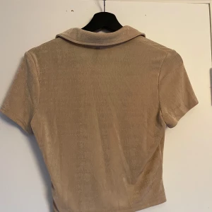 Beige glimmrig tröja - Beige topp som glimmrar. Använd 1 gång. Från H&M, bra skick