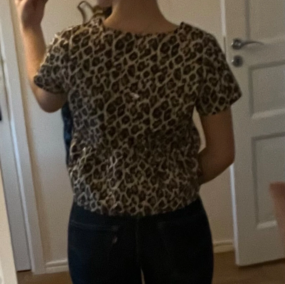 Leopardmönstrad blus med knytning - 92