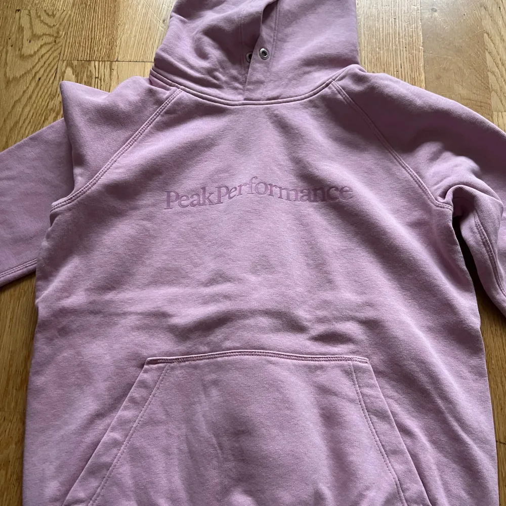 Säljer en snygg rosa hoodie från Peak Performance i mycket bra skick . Neuletakit & Villapaidat.
