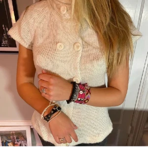 Stickad topp - Så fin och unik stickad topp med knappar! Storlek S