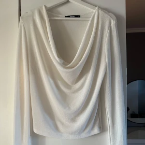 Topp - Jättefin topp från Bikbok. Storlek s. Lite genomskinlig men de är materialet. 