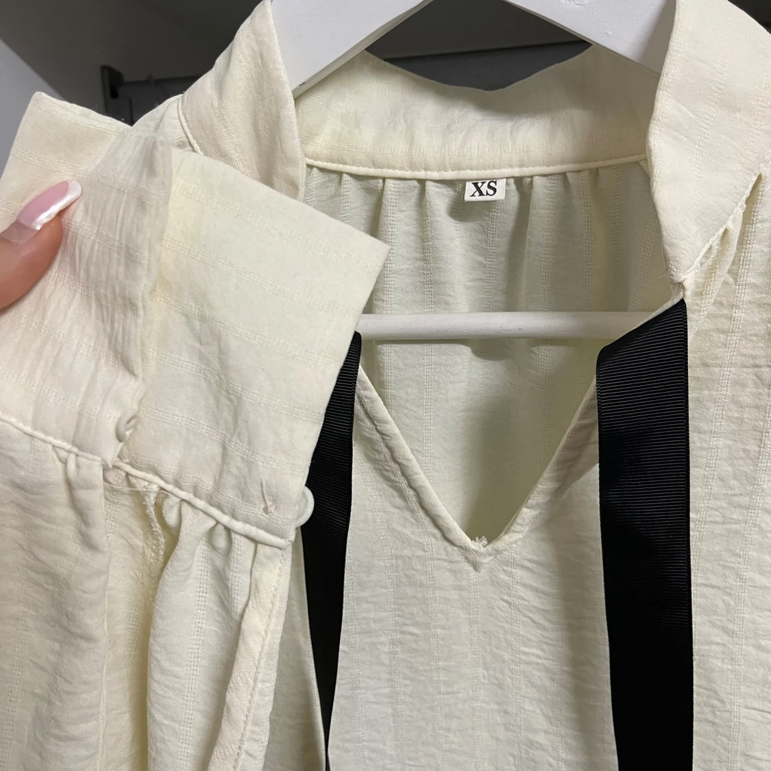 Krämvit blus med band för halsen  - 90