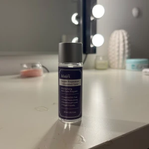 Klairs Supple Preparation Unscented Toner - En återfuktande toner från Klairs som är fri från eteriska oljor. Perfekt för känslig hud och ger djup återfuktning. Den är lätt och vegansk, vilket gör den idealisk för daglig användning. Flaskan är smidig och enkel att använda.