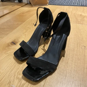 Klackskor  - Hej, säljer dessa klackskor då de är för stora för mig❤️ Jag vet inte vart dem kommer ifrån och vet inte hur pass använda, men inte mycket defekter, undersidan på skon är inte mycjet sliten alls!❤️