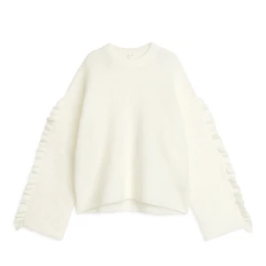 Vit stickad mohair tröja med volangdetaljer - säljer en superfin vit stickad tröja med volangdetaljer längs ärmarna i mohair och ull! från arket! i superfint skick utan några defekter🩷den är storlek XS som just nu är helt slutsåld❣️jag är 158 och bär S vanligtvis🫶