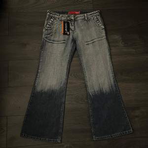 Säljer ett par blåa jeans med en cool mörkare färgning på benen. Skit snygga men tyvärr för korta på mig som är 170cm!