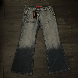 Lågmidjade bootcut jeans  - Säljer ett par blåa jeans med en cool mörkare färgning på benen. Skit snygga men tyvärr för korta på mig som är 170cm!