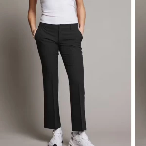 Kostymbyxor - Petit kostymbyxor från bikbok i stolek 34. Köpta för 499kr säljs för 200kr slitsen ihopsydd 