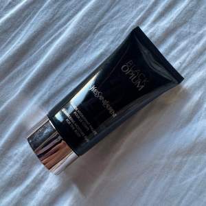 Säljer en lyxig Black Opium Shimmering Moisture Fluid från Yves Saint Laurent. Perfekt för att ge huden en skimrande och återfuktad look✨. Innehåller 50ml🖤Oanvänt🖤