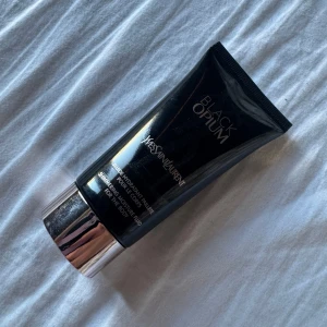 Black Opium Shimmering Moisture Fluid från YSL🖤 - Säljer en lyxig Black Opium Shimmering Moisture Fluid från Yves Saint Laurent. Perfekt för att ge huden en skimrande och återfuktad look✨. Innehåller 50ml🖤Oanvänt🖤