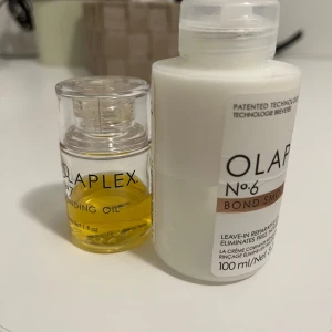 Olaplex Bonding Oil och Bond Smoother - Säljer Olaplex Bonding Oil och Bond Smoother. Bonding Oil är en lätt hårolja som ger glans och skyddar mot värme. Bond Smoother är en leave-in stylingkräm som minskar friss och återfuktar håret. Perfekt för att stärka och skydda håret dagligen. .