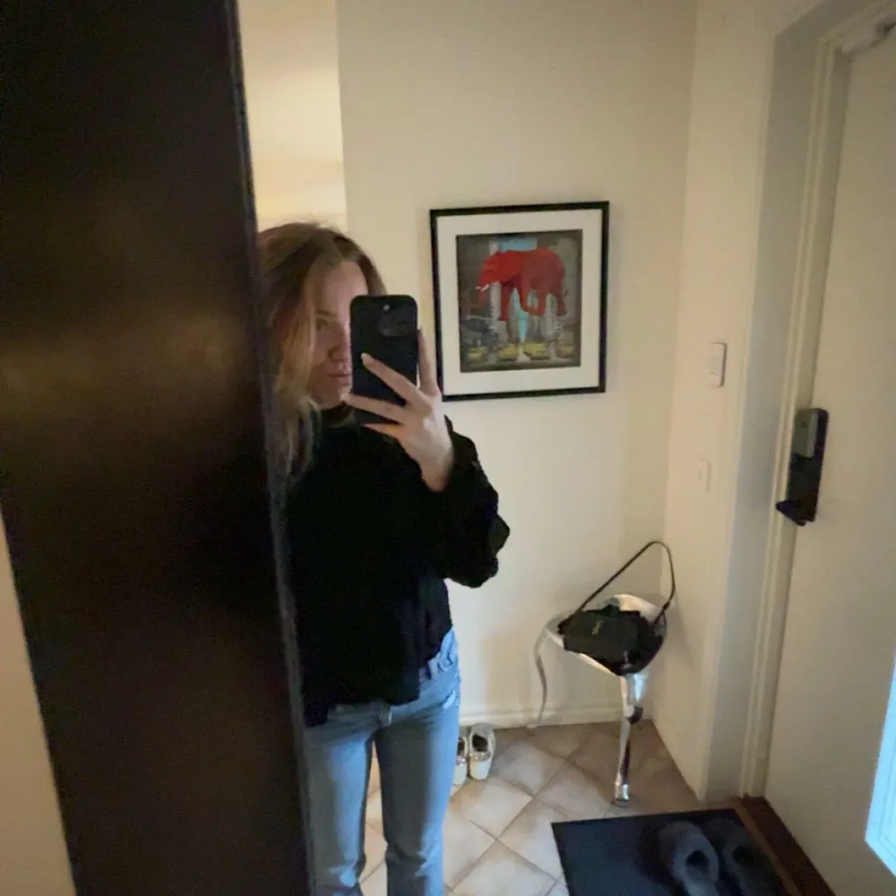 Säljer ett par snygga blå jeans i bra skick. De har en straight passform och är perfekta. Jeansen säljs som low waist och har en snygg, enkel passform. Perfekta året om! . Jeans & Byxor.