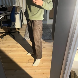 Bruna jeans - Säljer ett par bruna jeans i bra skick. De har en normal passform och är perfekta för höst och vinter.  Det finns ingen lapp kvar men skulle uppskatta att de är ungefär i storlek M  eftersom att det är det jag brukar ha.