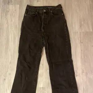 Säljer ett par svarta jeans i regular wide fit. Märket never denim vilket är bikboks egna. Storlek 32 i midja och längd. Något väl tvättade vilket syns på storlekstrycket men annars gott skick