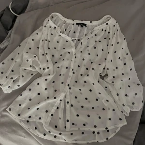 prickig blus xs lindex  - så fin vit prickig blus med puff armar från lindex stl xs! super fint skick 💓