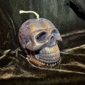 Svart dödskalleljus  - Svart dödskalleljus gjort av återvunnet stearin.