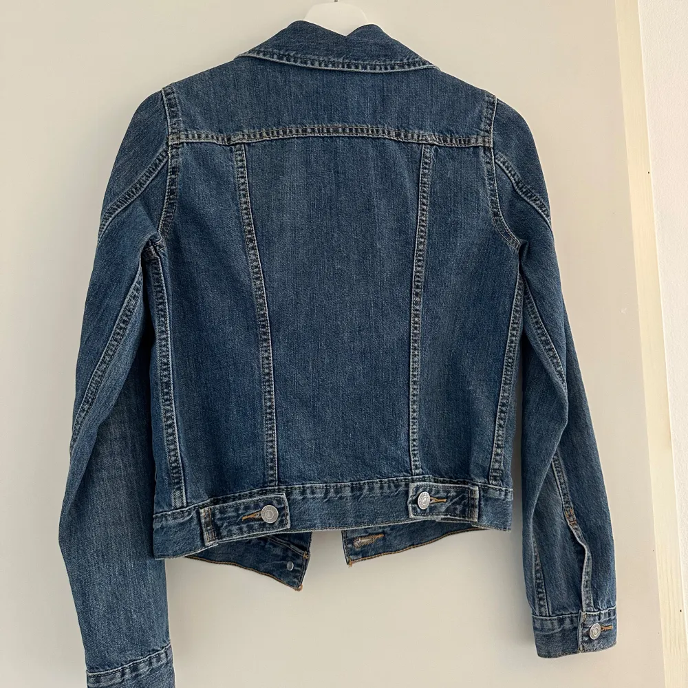 Mycket bra skick, princip som ny! Säljer pga för liten   Supersnygg jeansjacka från Levis i strl XS. Jättefin mörkblå färg , normal i storlek.  Pris kan diskuteras!. Jackor.