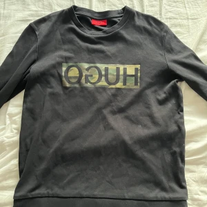Svart tröja från Hugo Boss - Tja, säljer en fet Hugo Boss tröja i väldigt bra skick. 