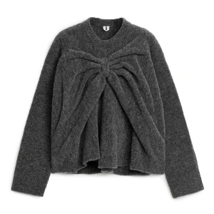 Stickad tröja, arket - Sååå fin stickad rosett tröja från arket som knappt är använd, orginalpris 1000kr🥰