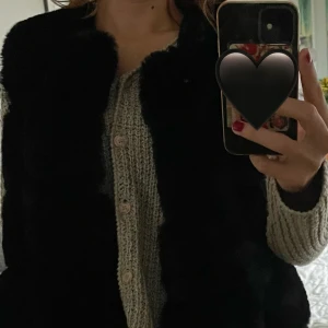 Svart pälsväst - Säljer min fina pälsväst från Vivanilla som inte kommer till användning. Den är endast använd en höst så den är i mycket bra skick. Perfekt för höst och vinter, den är både stilren och varm. Passar perfekt över en stickad tröja för extra värme. Fler bilder kan skickas vid förfrågan.