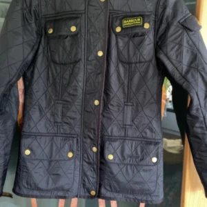 Svart quiltad jacka från Barbour - Säljer denna feta babour jackan köpt för typ 2 lax. Skicket är extremt bra och bara använd vid några tillfällen e