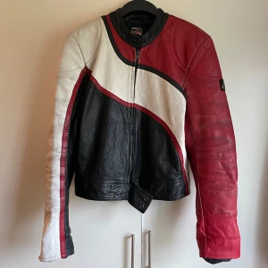Vintage skinnjacka  - Säljer en cool vintage skinnjacka från Mototecnica i storlek 56. Passar en M/L. 