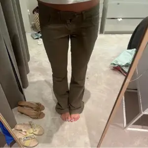 Skit snygga khaki gröna jeans!! Fint skick förutom en fläck längst ner på ena benet, men den syns inte tydligt när man ha de på. Fint skick!!❤️