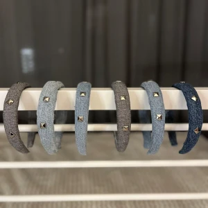 Classy denimdiadem - 🩷Classy🩷 Ett diadem med jeans material som är återanvänt för att minska miljöpåverkan. De kommer i mörkblått, grått, svart och ljusblått.