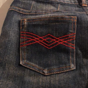 Snygga jorts  - Köpte dessa second hand i somras men har knappt använt dom. Fina röda detaljer på bakfickorna, bra kvalitet men har lite slitage på dragkedjan, går frf att ända dock. Säljer då det är för små för mig ☺️