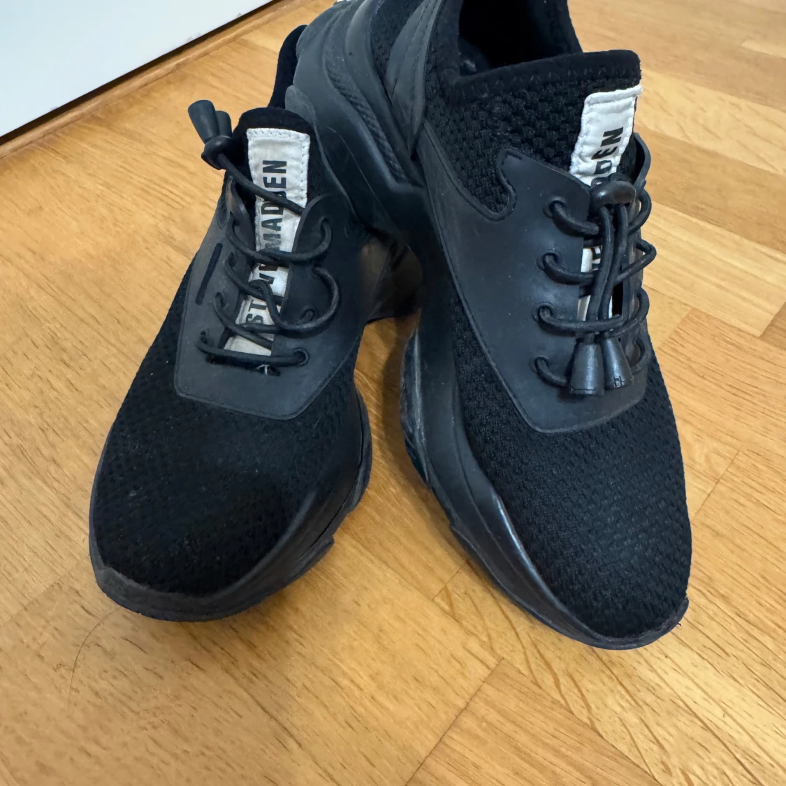 Svarta sneakers från Steve Madden