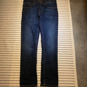 Nudie Jeans - Fina nudie jeans. Inget fel på dem. Storlek W32 L30 men mer som W29 L30. Midja 40 cm. Innerbenslängd 75 cm. För mer funderingar skriv gärna!