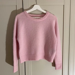 Samsöe Samsöe Nor o-n short XXS - Modell Nor o-n short. Färgen heter Pink Lady Mel och tröjan är tillverkad i 32% Alpacka, 32% Merinoull, 30% Polyamid och 6% Elastan.  Sparsamt använd.  Nypris: 1500kr  Modellreferens (ej färg):  https://www.samsoe.com/en-SE/product/nor-o-n-shor