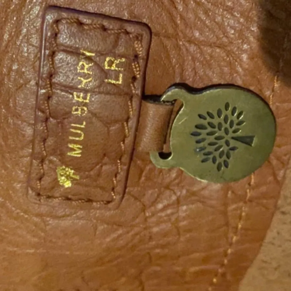 Säljer en snygg brun skinnväska från Mulberry i mycket bra skick. Är mycket bra skick.. Laukut & Käsilaukut.
