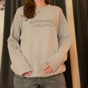 Grå stickad tröja - Grå stickad tröja,, Med fina detaljer🩶Lappen är bortklippt därför vet jag inte exakt storlek eller märke..  Men skulle säga att den passar flera storlekar då den sitter oversized på mig som brukar ha strl: S 