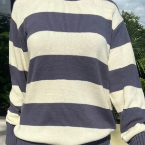 Brandy Melville stickad tröja - Super söt stickad från Brandy Melville 🤍är så tjock ock perfekt till vintern! original pris ca 410 kr!