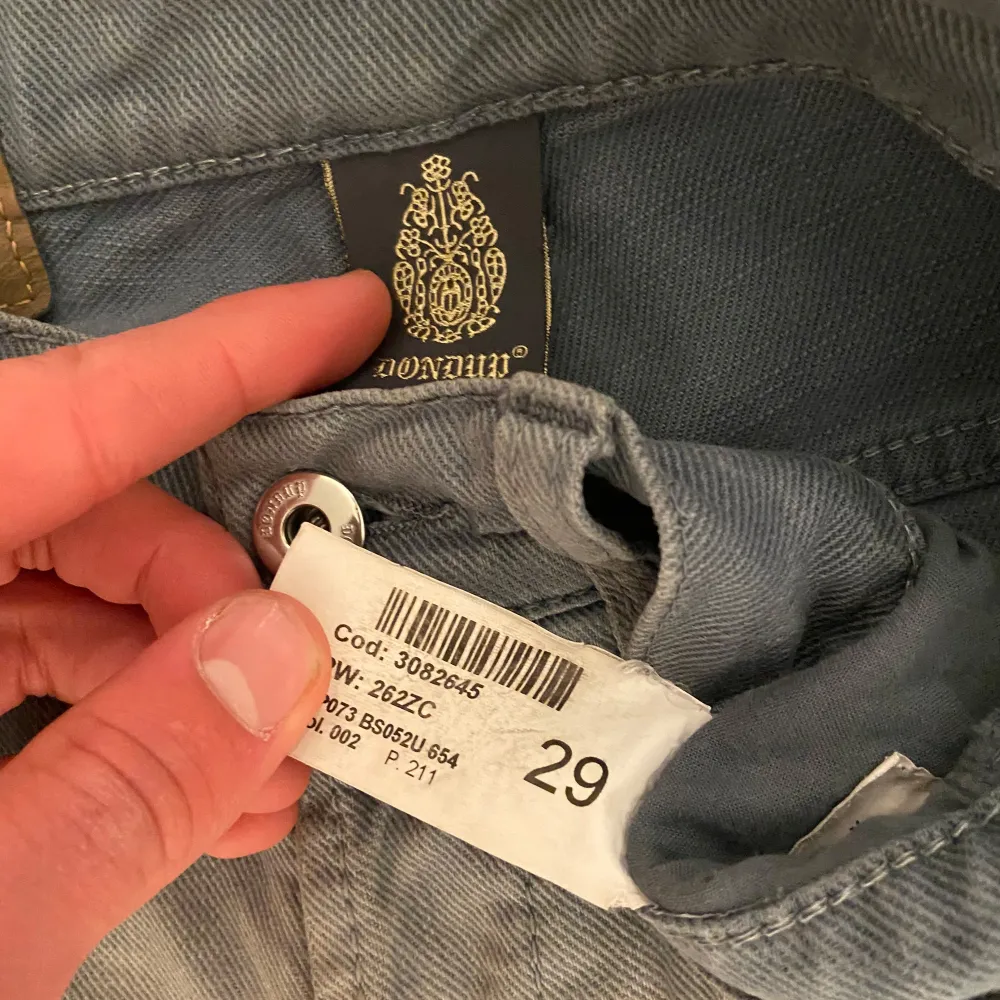 Tja! Säljer nu dessa snygga Dondup jeans i storlek 29. Skicket skulle jag säga är 7/10, jeansen har ett mindre hål i vänster bakficka och ett lite större hål i höger bakficka. Nypris ligger runt 3000, mitt pris är 299! Hör av dig vid frågor eller funderingar!. Jeans & Byxor.