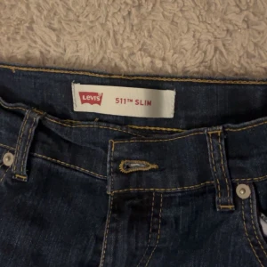 Levis 511 slim  - Jätte fina jeans i storlek S nästan oanvända. Inte min stil längre men tycker fortfarande dem är jätte fina.💕I mörkblå färg.