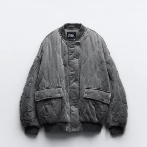 Grå quiltad bomberjacka från Zara - Säljer Zaras slutsålda bomberjackan i oversized passform. Den är i bra skick!☺️🫶köpt för 859:-