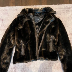 Ilse Jacobsen - pälsjacka  - Jätte mysigt fuskpälsjacka, gammal men nästan helt oanvänd🤎, pris kan diskuteras 