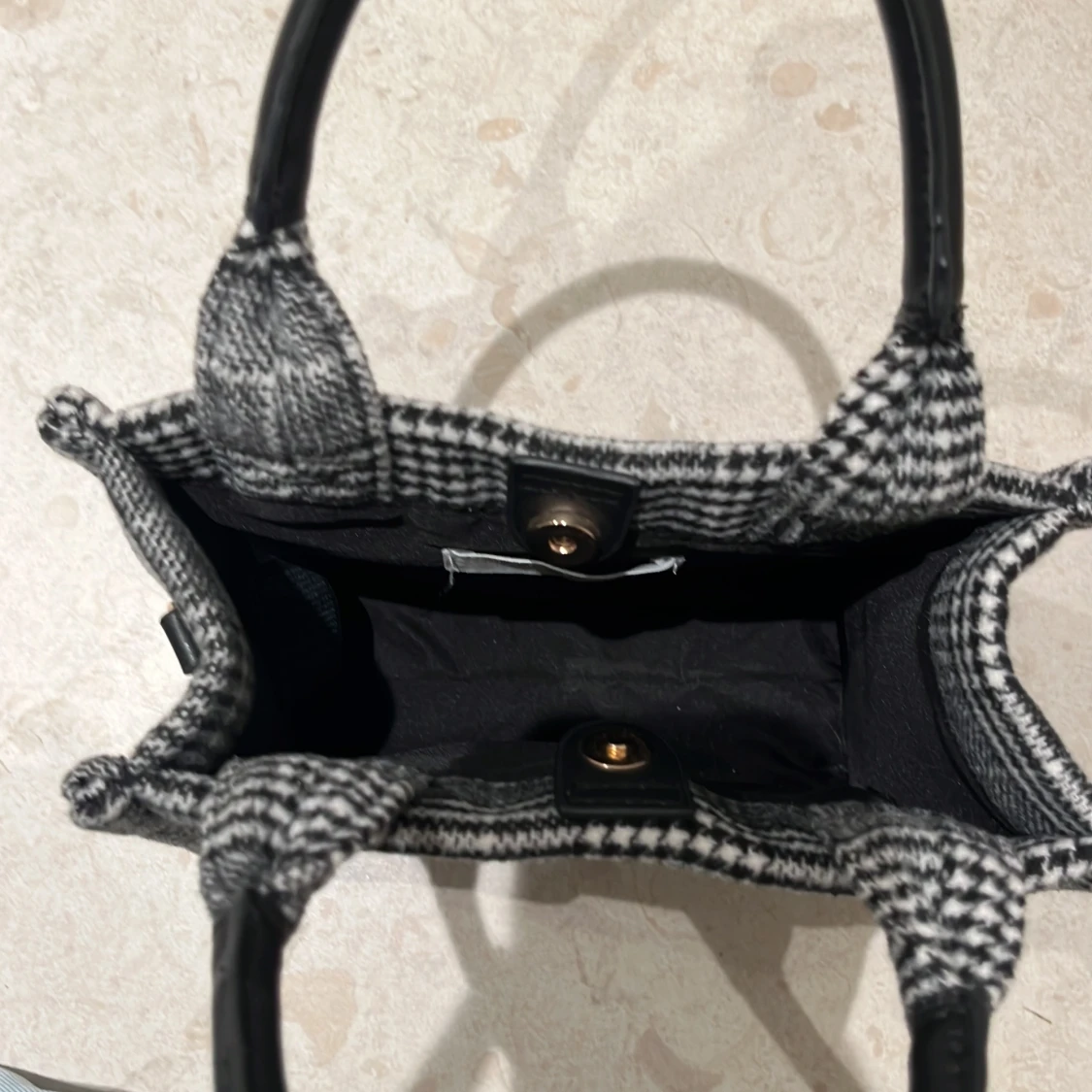 Rutig handväska med svarta handtag - 92