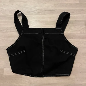 Topp - Topp från Weekday i jeansmaterial. Storlek XS, i nyskick💘 Svart med vita sömmar 50kr