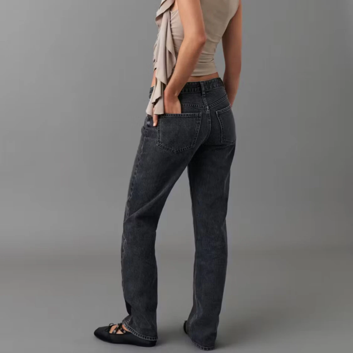 Svarta low waist jeans  - 1