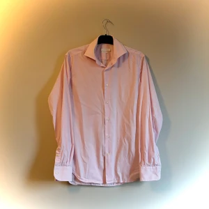 J.Lindeberg skjorta Rosa (L) - J.Lindeberg skjorta i mycket fint skick. För stor för mig så säljer. Storleken skulle passa L och uppåt bra:)